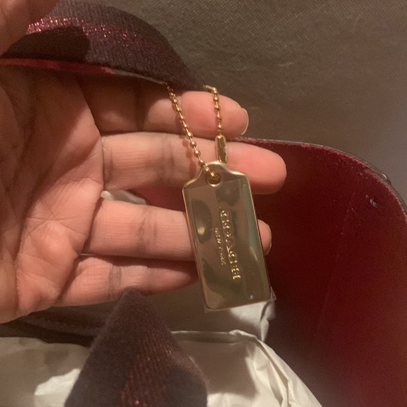 Beautiful original coach shoulder bag. Burgundy in color. - Picture 5 of 5